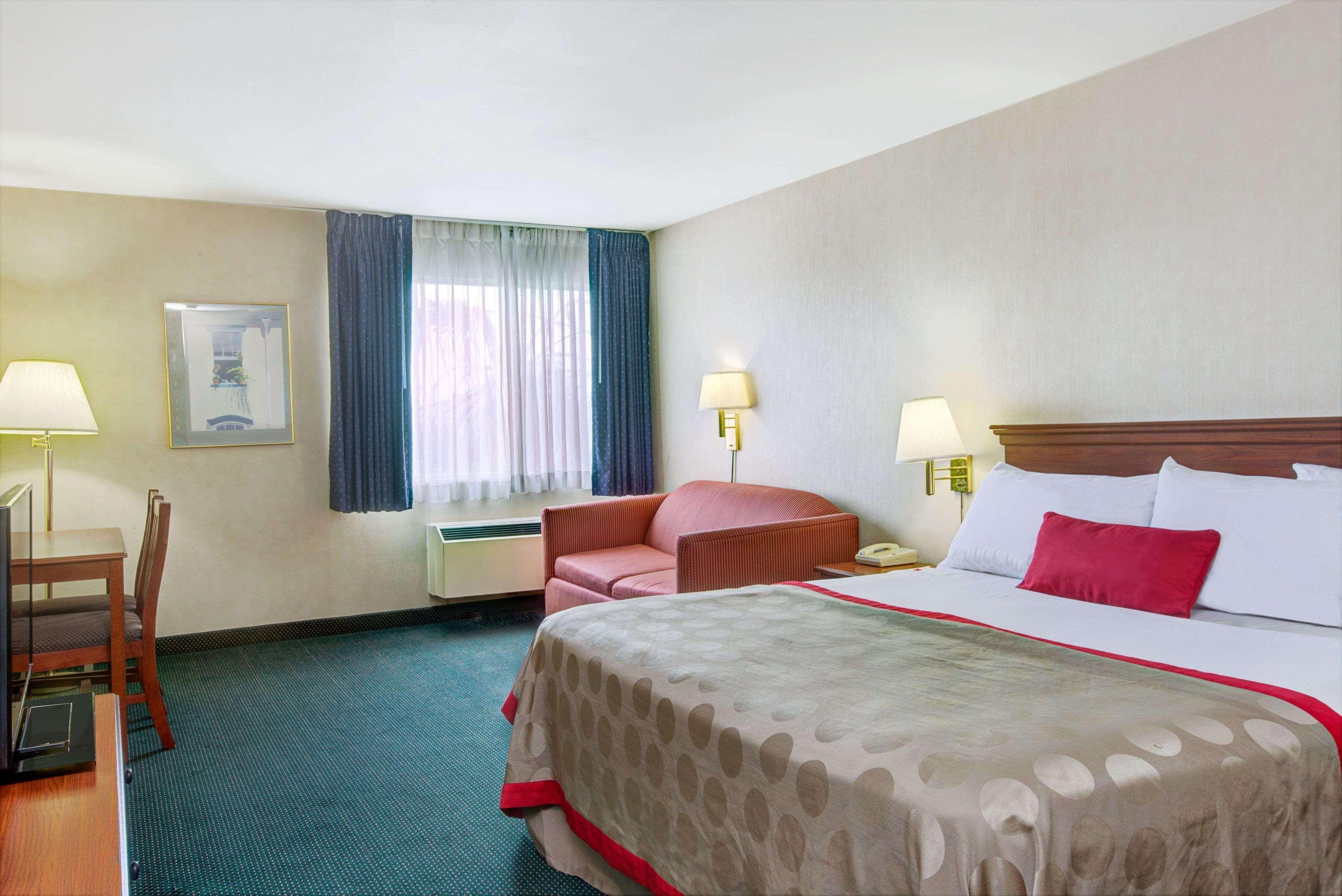 Ramada By Wyndham Hawthorne/Lax Hotel Екстериор снимка