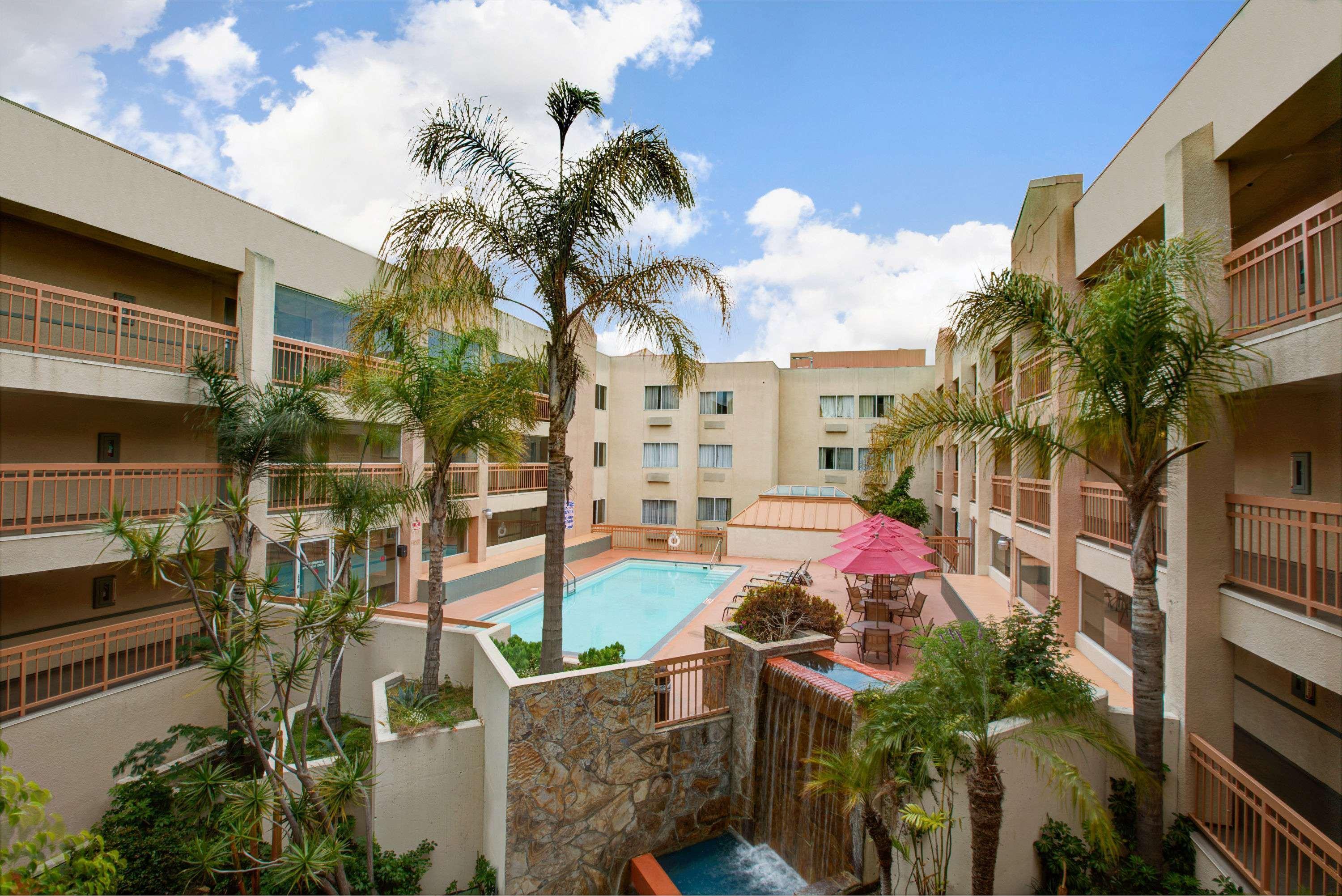 Ramada By Wyndham Hawthorne/Lax Hotel Екстериор снимка