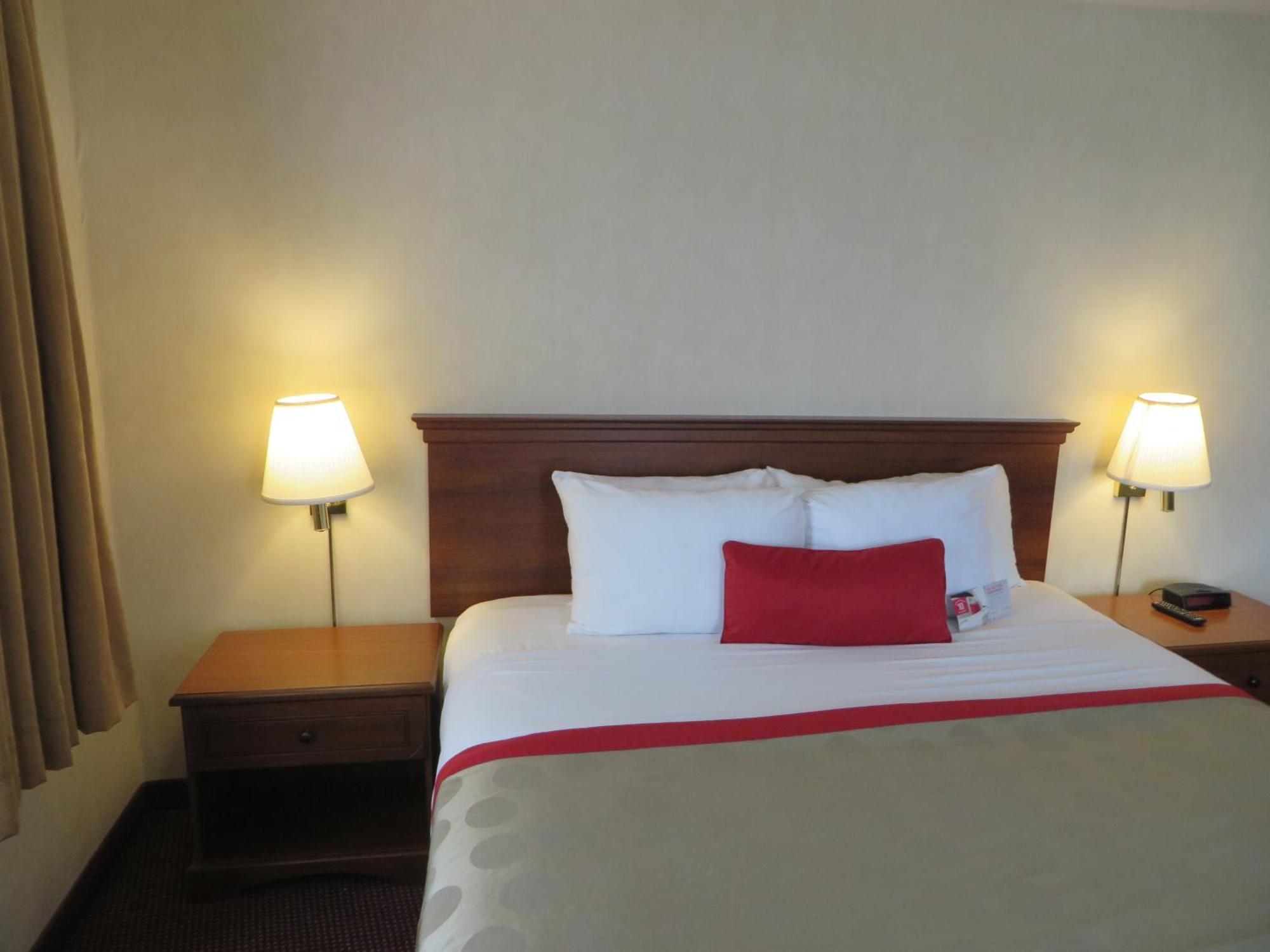 Ramada By Wyndham Hawthorne/Lax Hotel Стая снимка