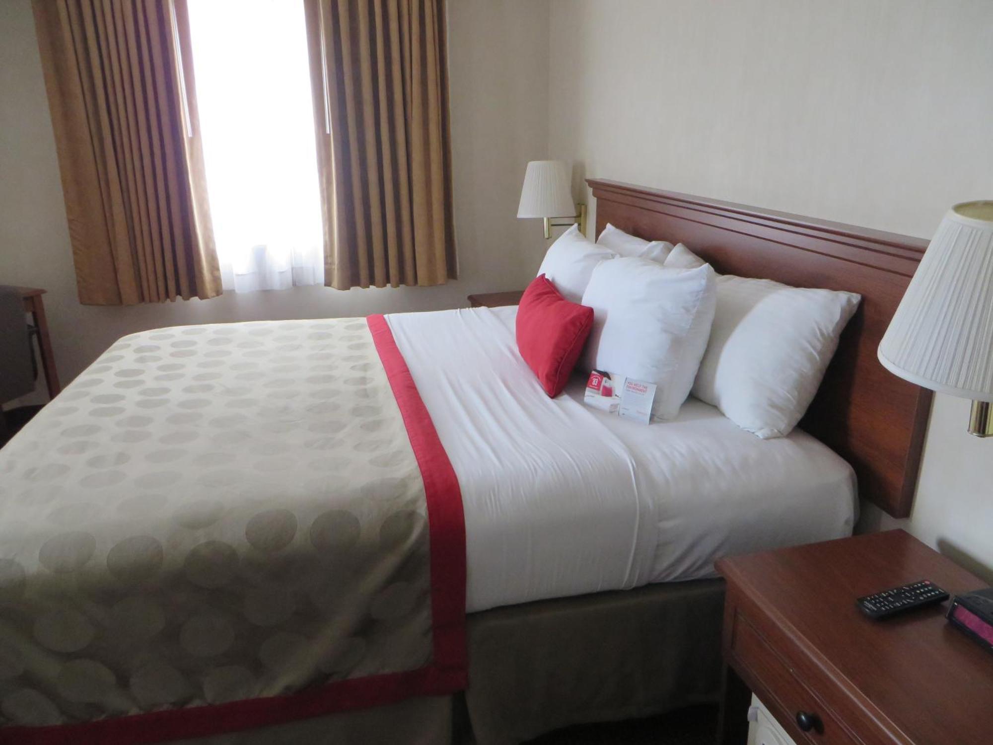 Ramada By Wyndham Hawthorne/Lax Hotel Стая снимка