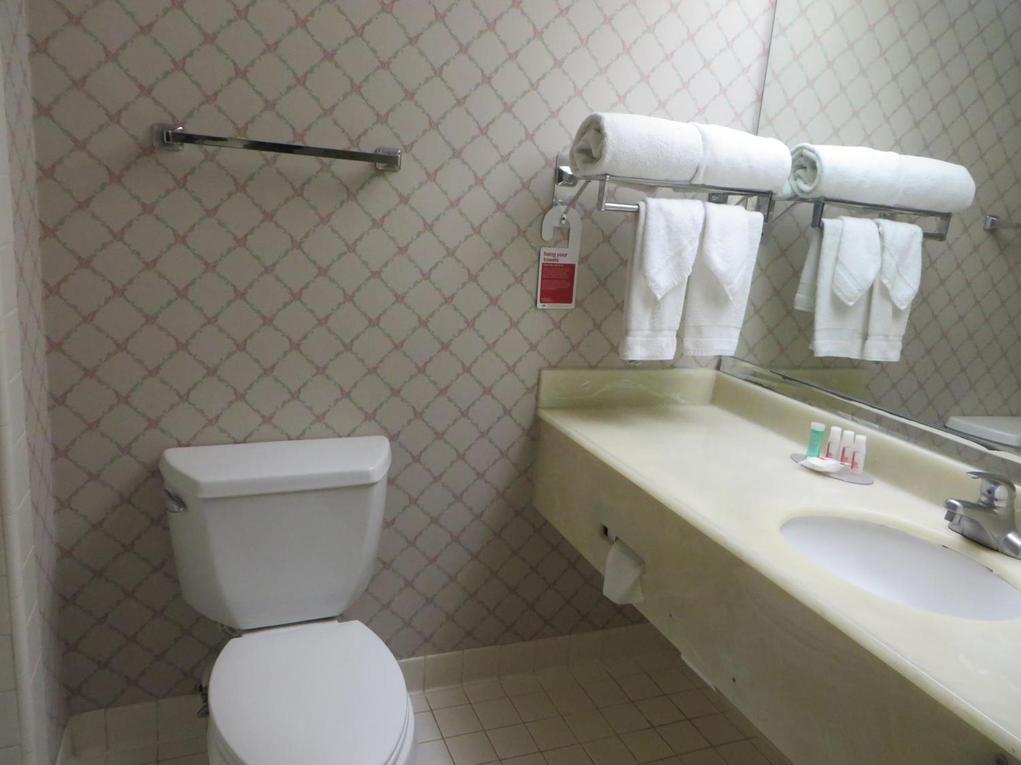 Ramada By Wyndham Hawthorne/Lax Hotel Стая снимка