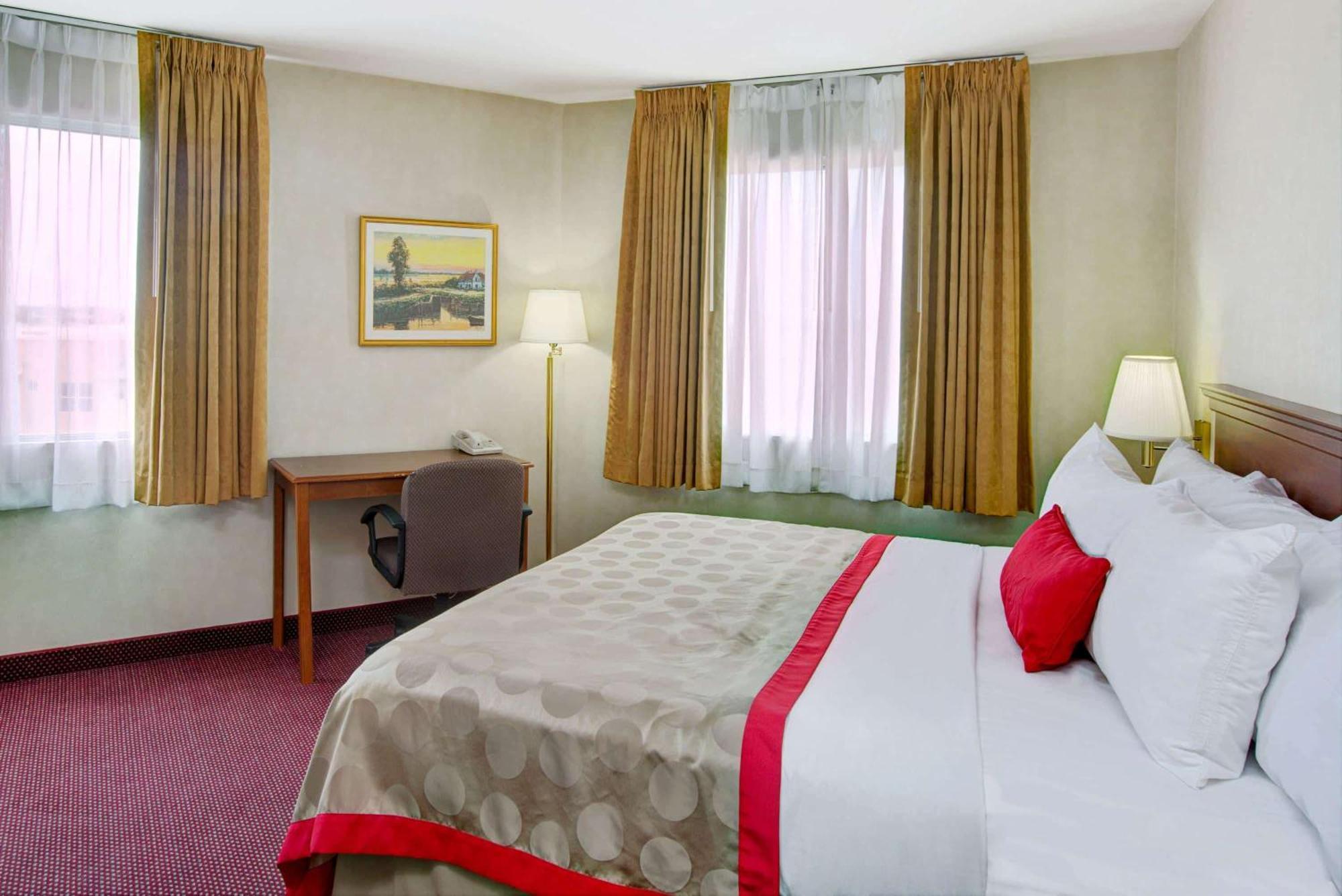 Ramada By Wyndham Hawthorne/Lax Hotel Екстериор снимка